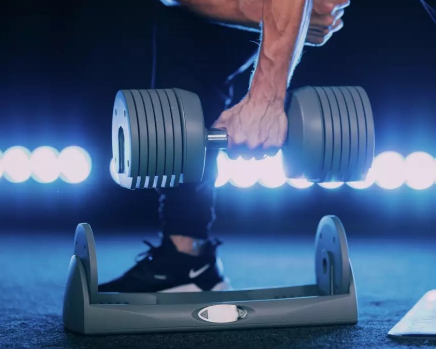 Man lifting a JaxJox DumbbellConnect Dumbbell