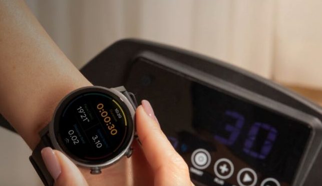 A smartwatch being synchronised with the Mobvoi Home Treadmill Incline