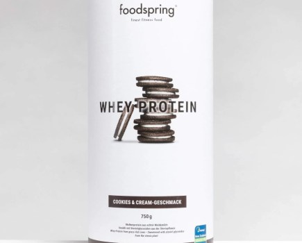 Product shot of a tub of Foodspring whey protein