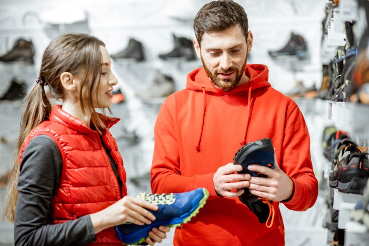 Man getting advice about running shoes