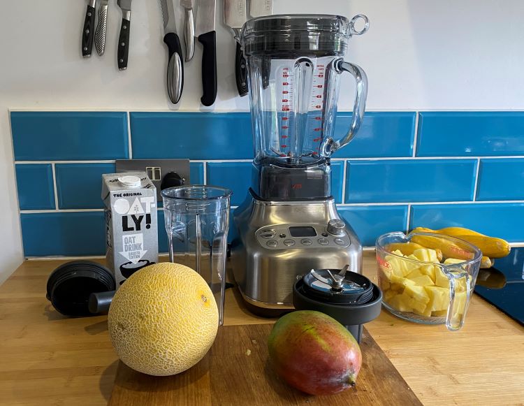 Sage the Super Q blender with fruit on a kitchen worktop