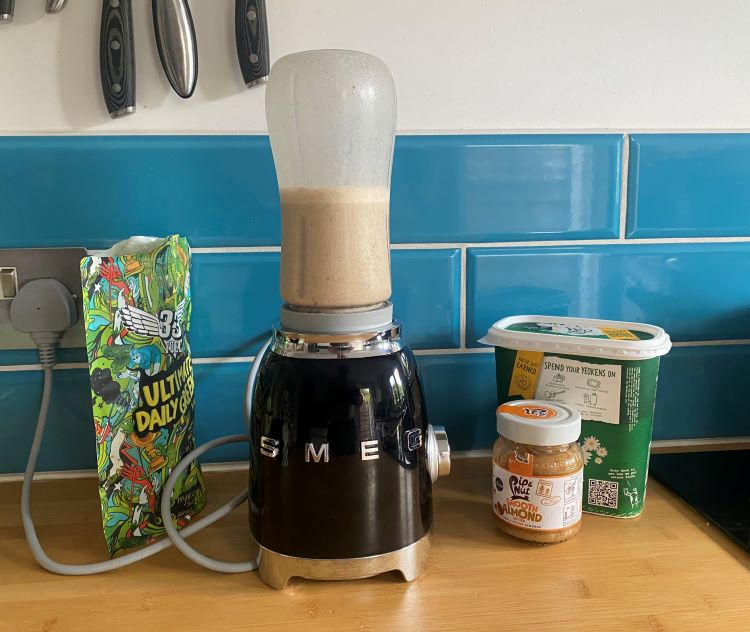 Smeg blender and smoothie on a kitchen worktop