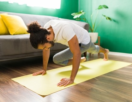 man doing mountain climbers at home on an exercise mat