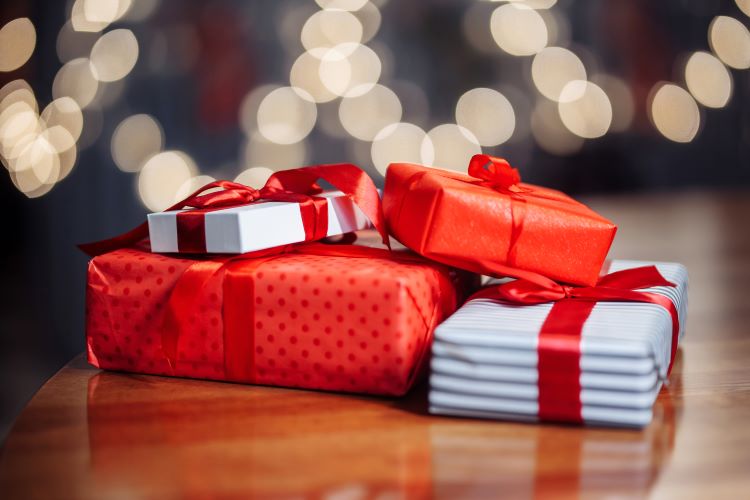 https://mensfitnesstoday.com/wp-content/uploads/sites/2/2023/12/Holiday-gift-guide.jpg?w=750