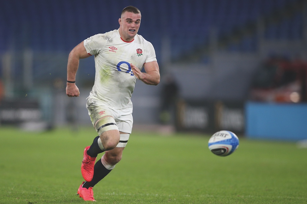 rugby player Ben Earl chases after the ball in a Six Nations match