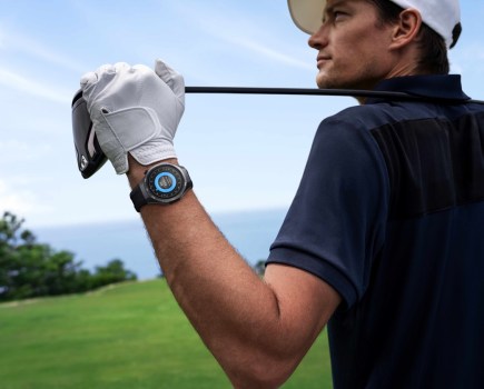 Man wearing a Huawei watch and holding a golf club